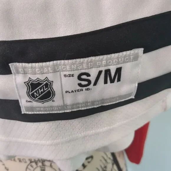 NHL Red Blackhawks Women's Jersey - Picture 4 of 6